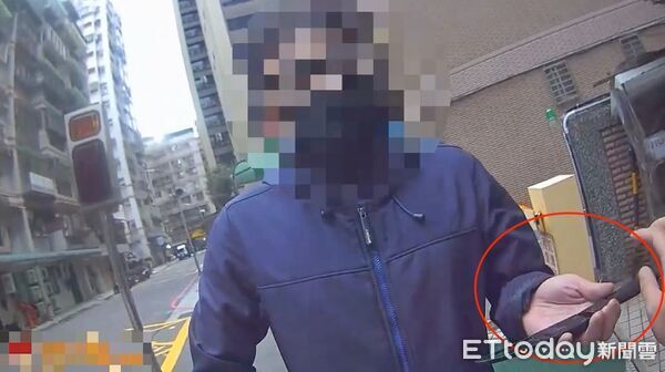 ▲▼葉姓男子從口袋交出一把水果刀，機警的宋姓社區總幹事（左一）發現葉男侵入社區             。（圖／記者陳以昇翻攝）