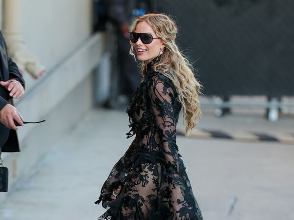 瑪格羅比花卉透視裝辣翻　趕場換羽毛裝呼應《咆哮山莊》橋段