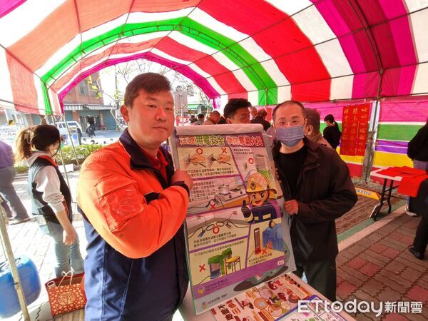 ▲台南市關廟區公所舉辦名家揮毫送春聯活動，吸引不少民眾到場感受年節氛圍。（記者林東良翻攝，下同）