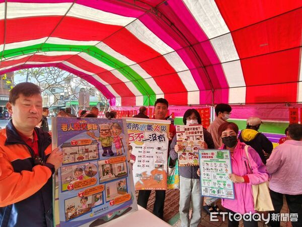 ▲台南市關廟區公所舉辦名家揮毫送春聯活動，吸引不少民眾到場感受年節氛圍。（記者林東良翻攝，下同）