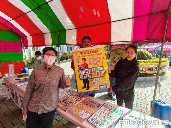 ▲台南市關廟區公所舉辦名家揮毫送春聯活動，吸引不少民眾到場感受年節氛圍。（記者林東良翻攝，下同）