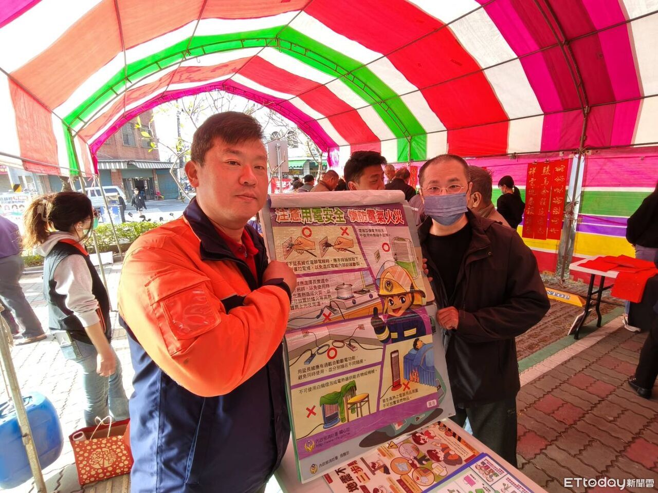 墨香傳情暖關廟!名家揮毫迎馬年 消防「馬」上守護送平安