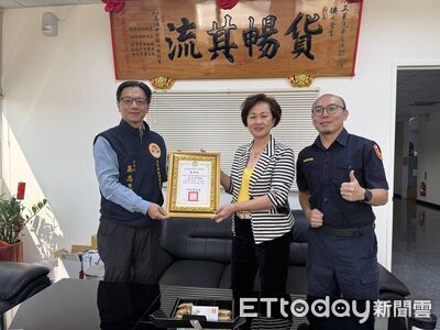 砂石車翻覆釀險象　東港警結合企業力量即時排除