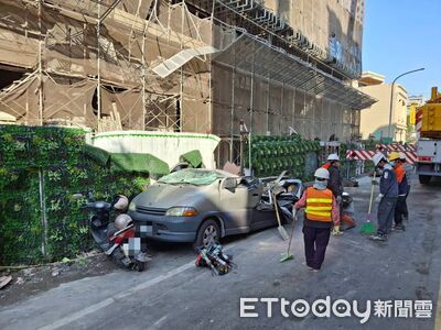 驚險畫面曝！彰化工地吊板材「11樓高掉落」　路邊2車慘遭砸毀