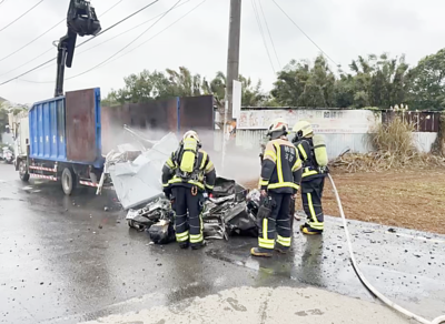 中壢載廢家電貨車突冒濃煙起火　司機急停路邊「邊滅邊搬貨」