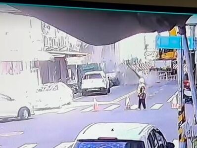 彰化工地建材11樓墜落　廂型車「瞬間砸扁」！驚悚影片曝