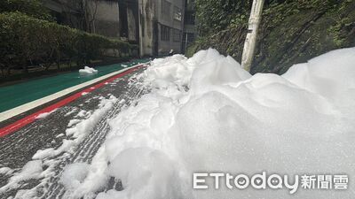 路面一片白！基隆市議會旁水溝冒大量不明泡沫　環保局追來源