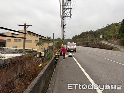 台13線驚悚雙亡！機車撞電桿2年輕男噴飛　1人掛屍半空中鐵絲網