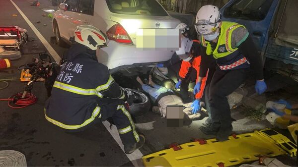 ▲重機與機車相撞，機車衝入車底。（圖／民眾提供）