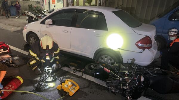 ▲重機與機車相撞，機車衝入車底。（圖／民眾提供）
