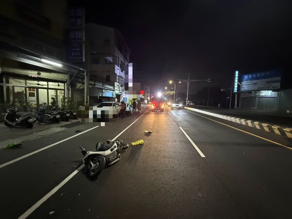 ▲重機與機車相撞，機車衝入車底。（圖／民眾提供）
