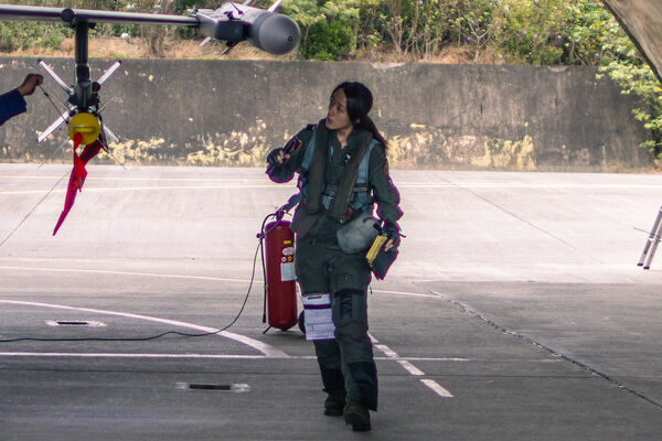 ▲▼▲▼F-16V戰機女飛官陳怡慈上尉進行飛行前整備。（圖／國防部提供）。