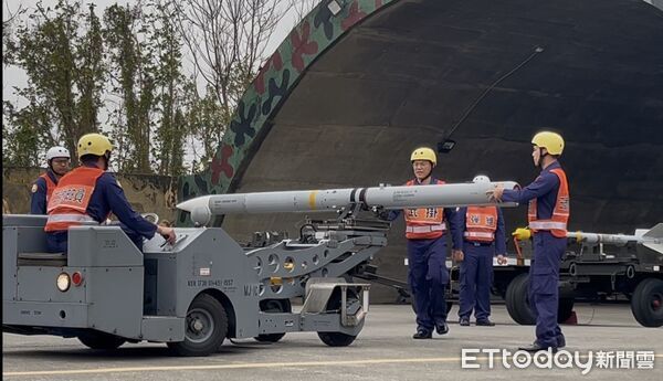 ▲空軍地勤人員操作掛載。（圖／記者蘇靖宸攝）