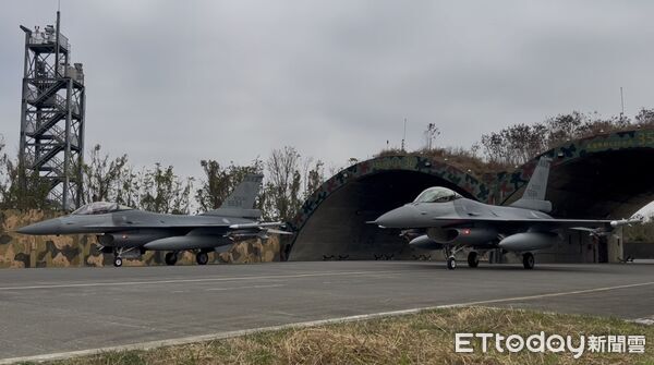 ▲▼空軍第四聯隊28日演練F-16戰機從掛載彈藥到起飛的過程。（圖／記者蘇靖宸攝）