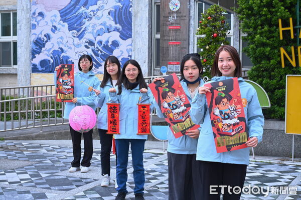 ▲▼贈送插畫家DUNCAN及在地設計師李彥瑾2款名家限量春聯。（圖／花蓮市公所提供，下同）