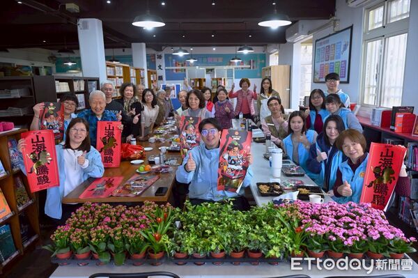 ▲▼贈送插畫家DUNCAN及在地設計師李彥瑾2款名家限量春聯。（圖／花蓮市公所提供，下同）