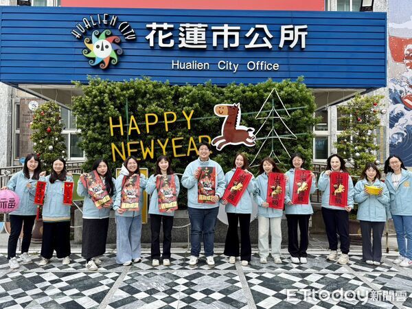 ▲▼贈送插畫家DUNCAN及在地設計師李彥瑾2款名家限量春聯。（圖／花蓮市公所提供，下同）