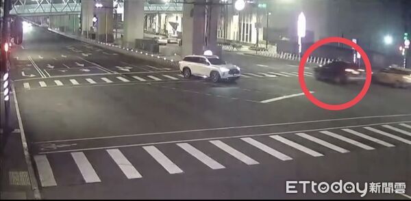 ▲▼溫男被丟包在台64上後被4車輾壓身亡，現場用木屑鋪在鮮血上，監視器拍到多元計程車準備上台64             。（圖／記者陳以昇翻攝）