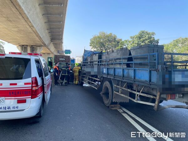 ▲▼高雄6車連環撞！大貨車疑煞不住「車頭擠扁」   。（圖／記者賴文萱翻攝）