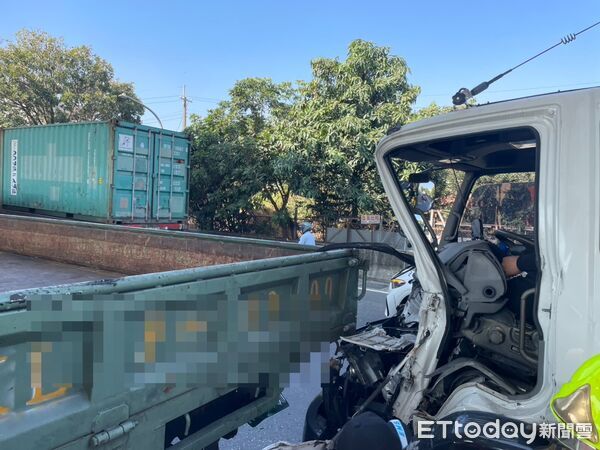 ▲▼高雄6車連環撞！大貨車疑煞不住「車頭擠扁」   。（圖／記者賴文萱翻攝）