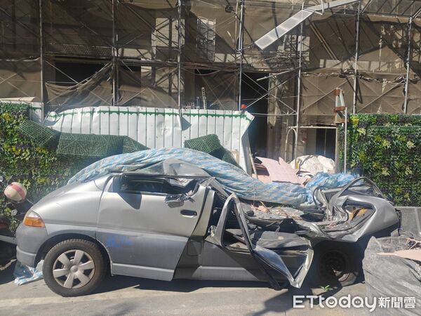 ▲▼      彰化工安事故！吊掛物掉落「車被砸扁」       。（圖／記者唐詠絮翻攝）