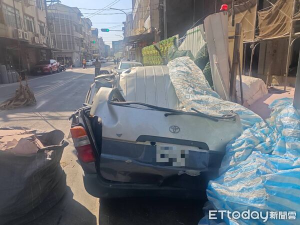 ▲▼      彰化工安事故！吊掛物掉落「車被砸扁」       。（圖／記者唐詠絮翻攝）