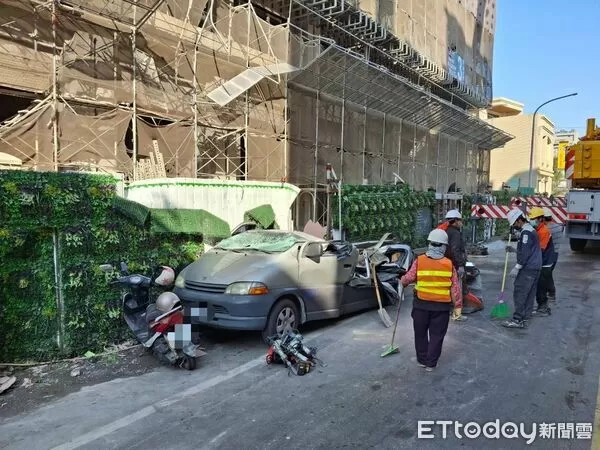 ▲▼      彰化工安事故！吊掛物掉落「車被砸扁」       。（圖／記者唐詠絮翻攝）
