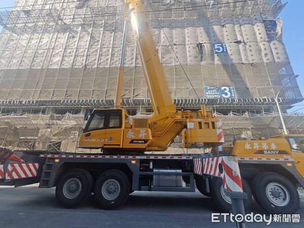 ▲▼      彰化工安事故！吊掛物掉落「車被砸扁」       。（圖／記者唐詠絮翻攝）