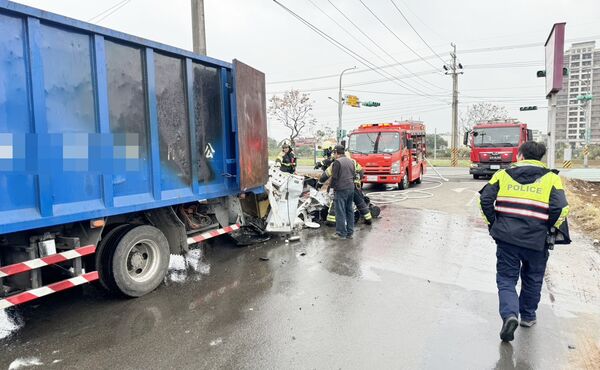 ▲桃園市中壢區普忠路今天上午傳出貨車火燒車，警消到場處理。（圖／中壢警方提供）