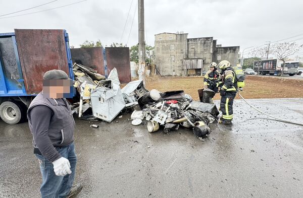 ▲桃園市中壢區普忠路今天上午傳出貨車火燒車，警消到場灌救，李姓男子在旁一臉無奈。（圖／中壢警方提供）