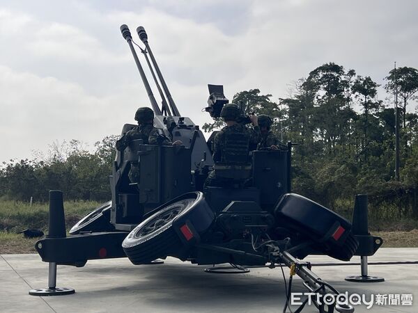 ▲空軍官兵操作35快砲系統的GDF-006型35快砲。（圖／記者蘇靖宸攝）