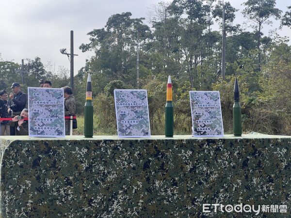 ▼空軍35快砲系統使用的彈藥種類，圖右1為高效能摧毀彈（AHEAD）。（圖／記者蘇靖宸攝）