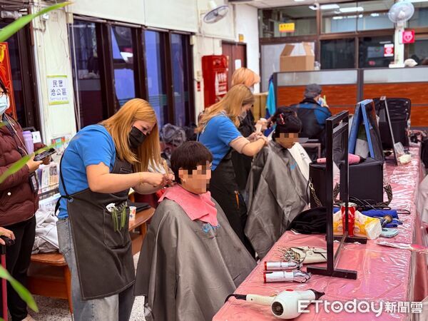 ▲台南市衛生局舉辦「新希望，秀出愛」新春開運義剪活動，吸引大批市民參與。（記者林東良翻攝，下同）