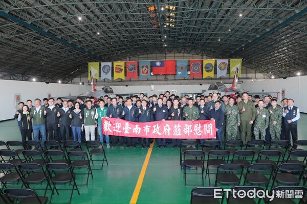 ▲台南市長黃偉哲春節前赴空軍第一戰術戰鬥機聯隊勞軍，感謝官兵守護國家安全。（記者林東良翻攝，下同）