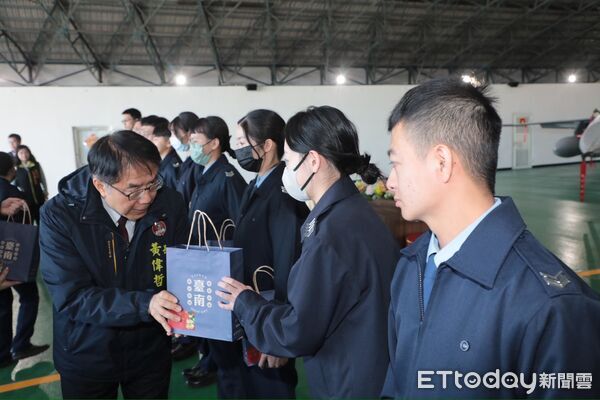 ▲台南市長黃偉哲春節前赴空軍第一戰術戰鬥機聯隊勞軍，感謝官兵守護國家安全。（記者林東良翻攝，下同）