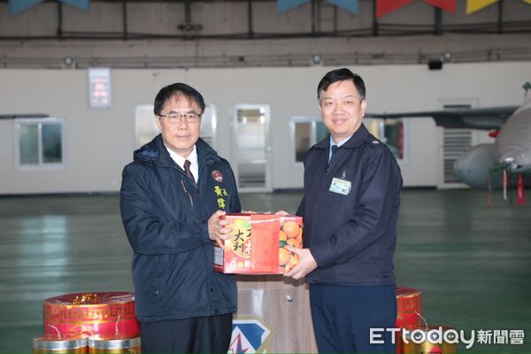 ▲台南市長黃偉哲春節前赴空軍第一戰術戰鬥機聯隊勞軍，感謝官兵守護國家安全。（記者林東良翻攝，下同）