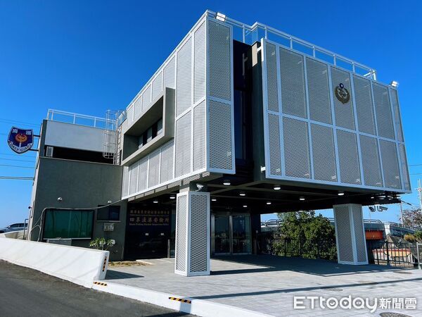 ▲海巡署南部分署舉行四草漁港安檢所新建廳舍落成啟用典禮，海洋委員會主任委員管碧玲主持剪綵。（記者林東良翻攝，下同）