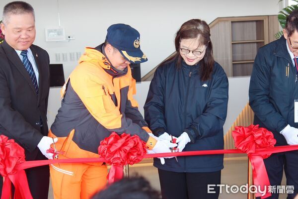 ▲海巡署南部分署舉行四草漁港安檢所新建廳舍落成啟用典禮，海洋委員會主任委員管碧玲主持剪綵。（記者林東良翻攝，下同）