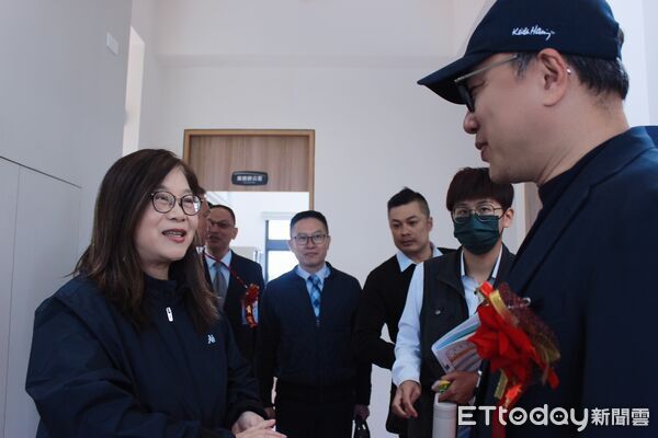 ▲海巡署南部分署舉行四草漁港安檢所新建廳舍落成啟用典禮，海洋委員會主任委員管碧玲主持剪綵。（記者林東良翻攝，下同）