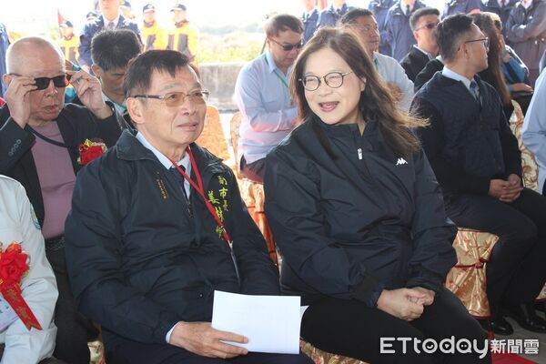 ▲海巡署南部分署舉行四草漁港安檢所新建廳舍落成啟用典禮，海洋委員會主任委員管碧玲主持剪綵。（記者林東良翻攝，下同）