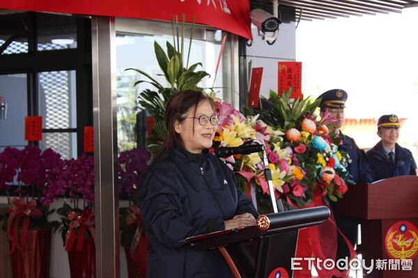 ▲海巡署南部分署舉行四草漁港安檢所新建廳舍落成啟用典禮，海洋委員會主任委員管碧玲主持剪綵。（記者林東良翻攝，下同）