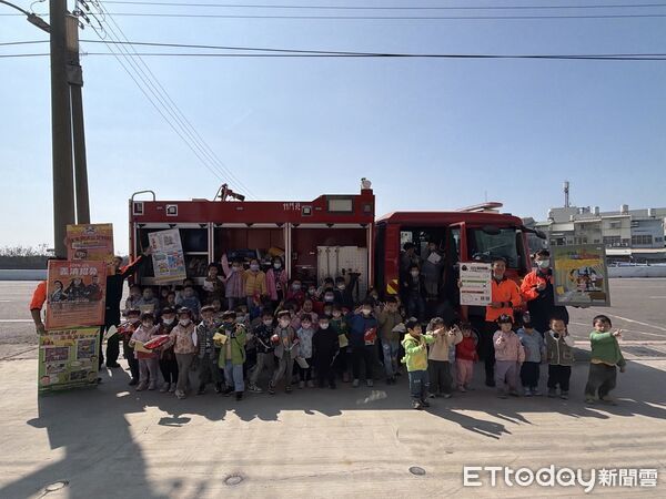 ▲北門農會幼兒園小朋友前往北門消防分隊參訪，透過闖關活動學習防火與急救知識。（記者林東良翻攝，下同）