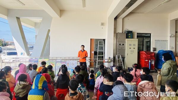 ▲北門農會幼兒園小朋友前往北門消防分隊參訪，透過闖關活動學習防火與急救知識。（記者林東良翻攝，下同）