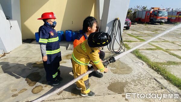 ▲北門農會幼兒園小朋友前往北門消防分隊參訪，透過闖關活動學習防火與急救知識。（記者林東良翻攝，下同）