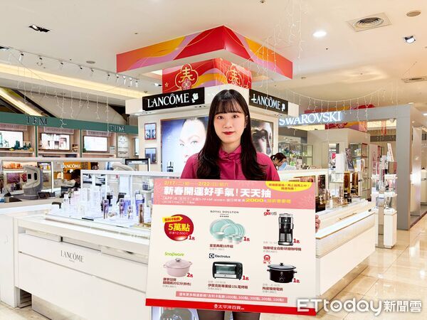 ▲百貨商場換上紅色系節慶布置，營造濃厚新春氣氛。（圖／記者游瓊華翻攝）