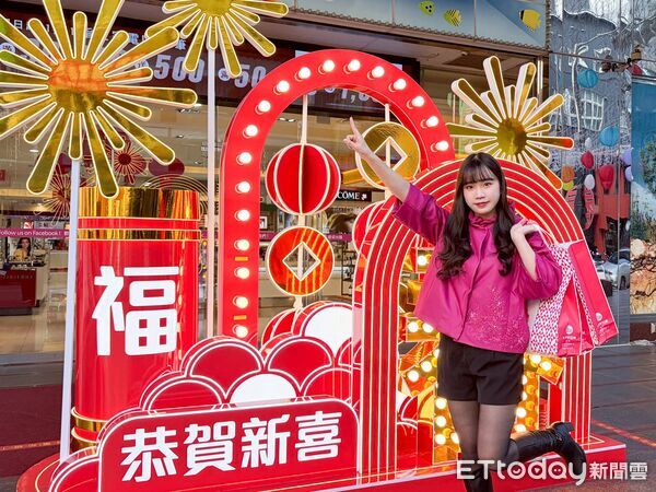 ▲百貨商場換上紅色系節慶布置，營造濃厚新春氣氛。（圖／記者游瓊華翻攝）
