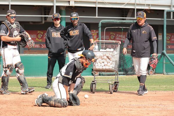 ▲▼大聯盟捕手教練卡諾獅客座指導，點名張翔。（圖／統一獅提供）