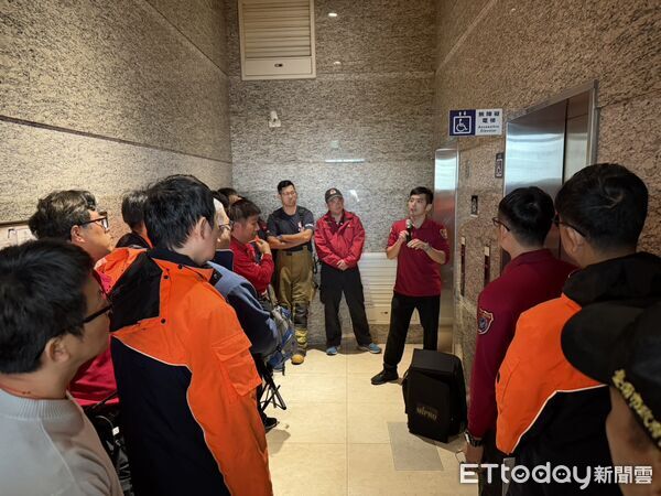 ▲南消第四大隊於善化區佳楓領袖大樓實施高樓火災搶救演練，模擬火警濃煙竄升情境。（記者林東良翻攝，下同）