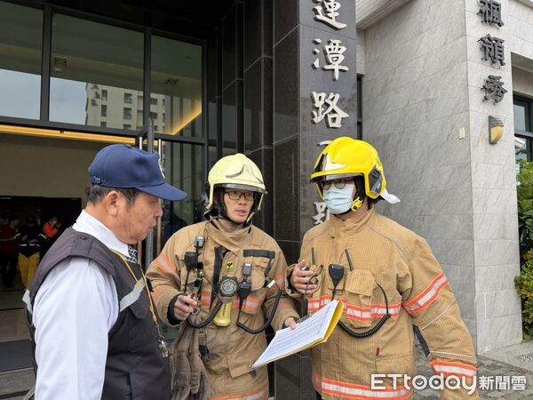 ▲南消第四大隊於善化區佳楓領袖大樓實施高樓火災搶救演練，模擬火警濃煙竄升情境。（記者林東良翻攝，下同）