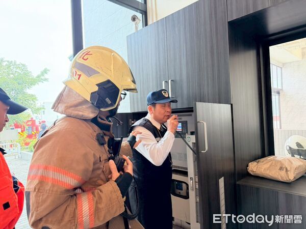 ▲南消第四大隊於善化區佳楓領袖大樓實施高樓火災搶救演練，模擬火警濃煙竄升情境。（記者林東良翻攝，下同）